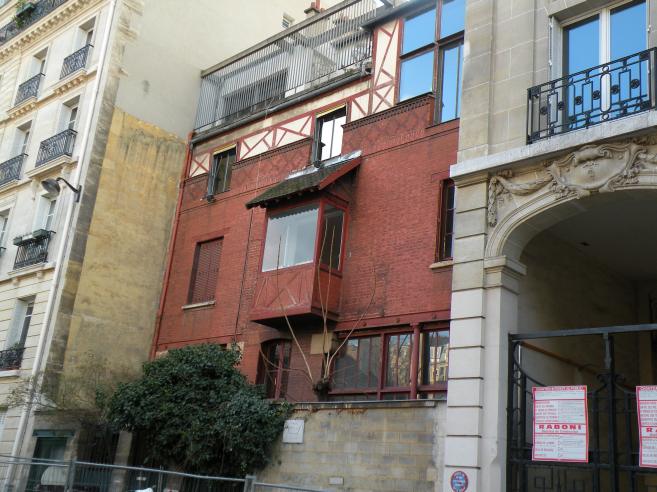  Carlo Sarrabezolles, sculpteur, a vécu dans cette maison, rue des Volontaires